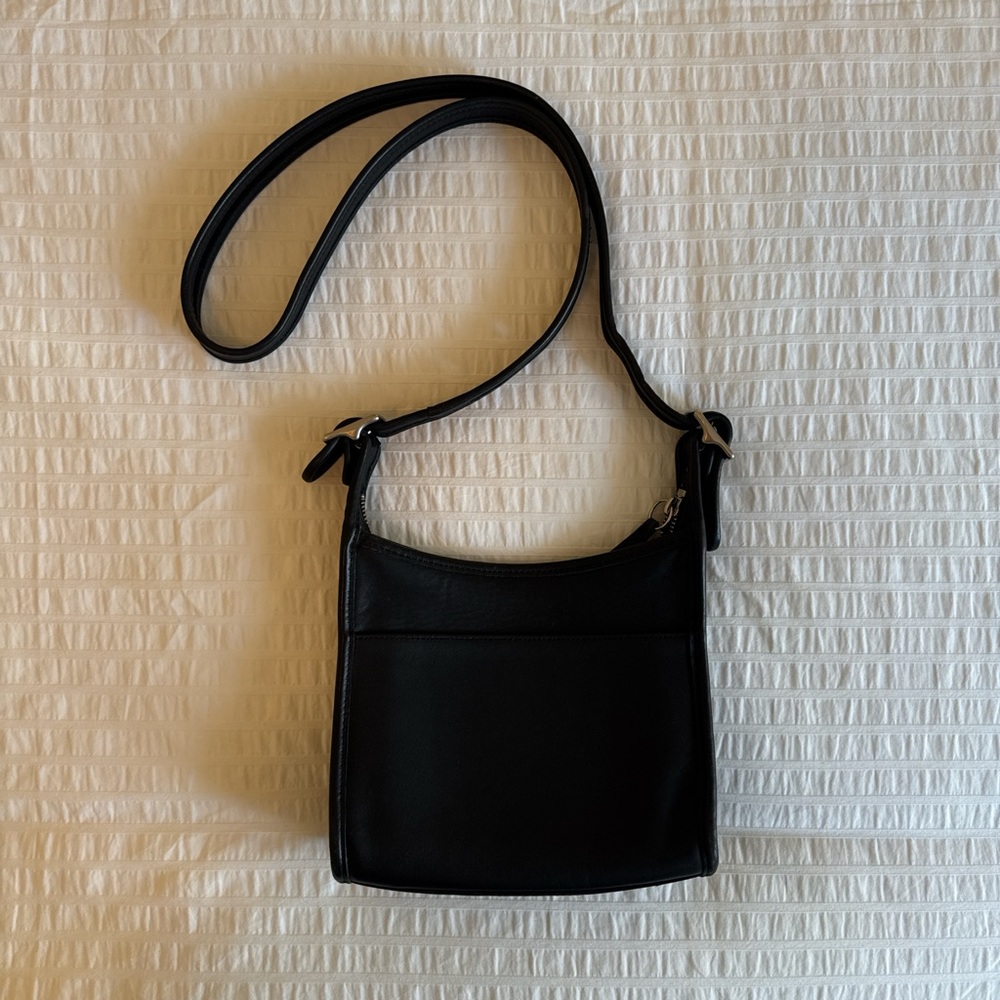 VINTAGE Coach black leather crossbody bag
